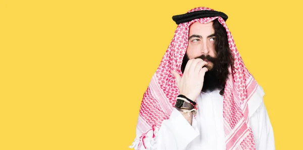 Arap Adam Uzun Saçlı Stresli Gergin Ile Seyir Geleneksel Keffiyeh — Stok fotoğraf