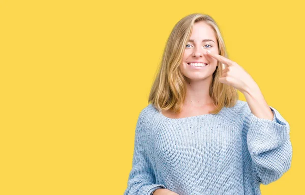 Bella Giovane Donna Che Indossa Maglione Blu Sfondo Isolato Indicazione — Foto Stock