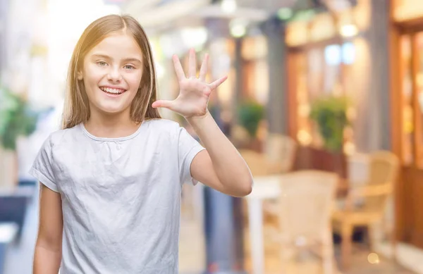 年轻美丽的女孩在孤立的背景显示和指向手指数五 而微笑着自信和快乐 — 图库照片