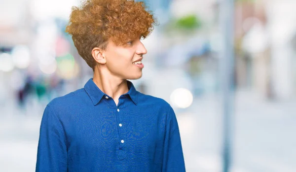 Homem Elegante Bonito Jovem Com Cabelo Afro Olhando Para Lado — Fotografia de Stock