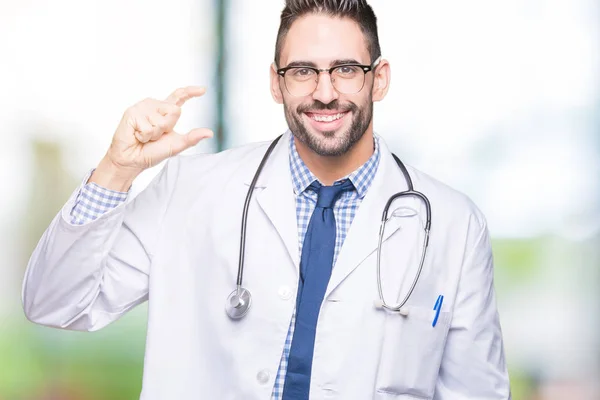 Bonito Jovem Médico Homem Sobre Fundo Isolado Sorrindo Gestos Confiantes — Fotografia de Stock