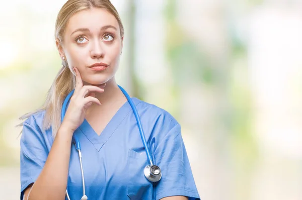 Young Blonde Surgeon Doctor Woman Isolated Background Hand Chin Thinking — Stock Photo, Image