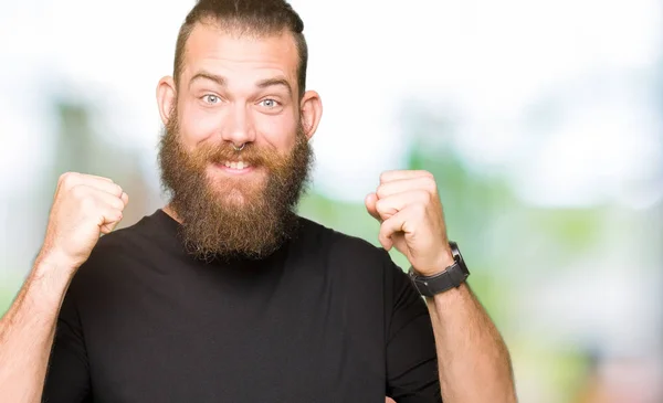 Joven Hombre Rubio Con Camiseta Casual Celebrando Sorprendido Sorprendido Por —  Fotos de Stock