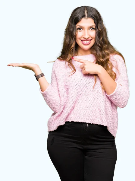 Joven Hermosa Mujer Con Suéter Rosa Asombrado Sonriendo Cámara Mientras —  Fotos de Stock