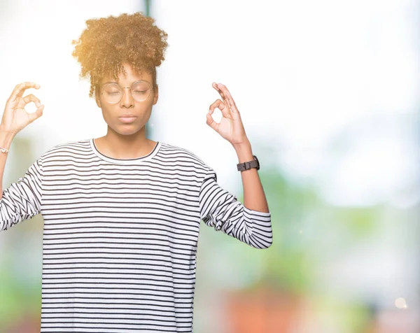 Hermosa Mujer Afroamericana Joven Con Gafas Sobre Fondo Aislado Relajarse — Foto de Stock