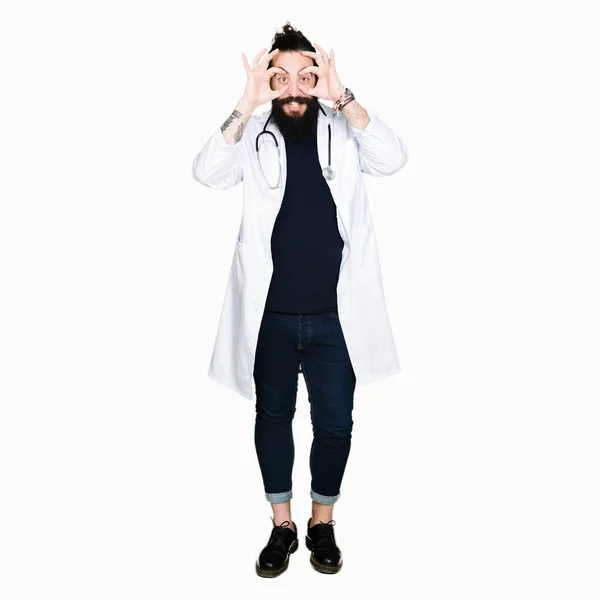 Arzt Mit Langen Haaren Medizinischem Mantel Und Stethoskop Der Versucht — Stockfoto