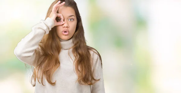 Ung Vacker Brunett Kvinna Som Bär Polokrage Tröja Över Isolerade — Stockfoto