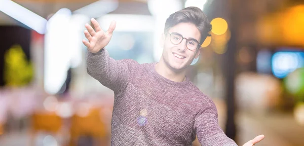 Joven Hombre Guapo Con Gafas Sobre Fondo Aislado Mirando Cámara — Foto de Stock