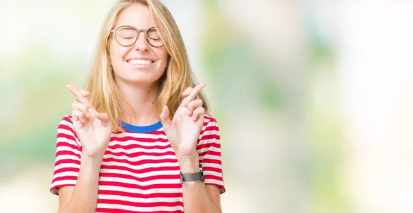 Mooie Jonge Vrouw Een Bril Geïsoleerde Achtergrond Glimlachend Kruising Vingers — Stockfoto