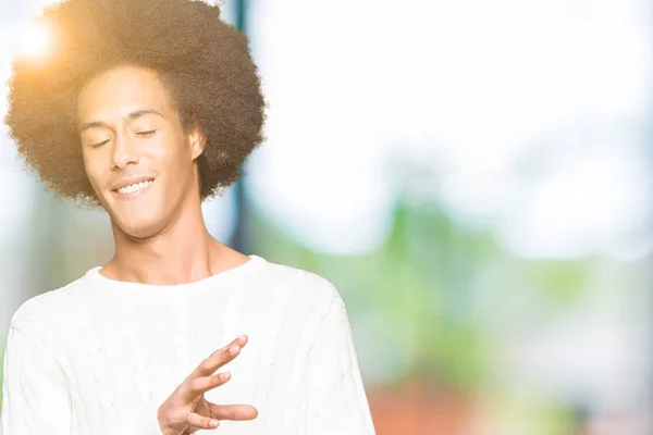 Молодий Афроамериканець Людиною Афро Волосся Носити Взимку Светр Противно Вираз — стокове фото