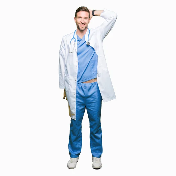 Beau Médecin Homme Portant Uniforme Médical Sur Fond Isolé Sourire — Photo