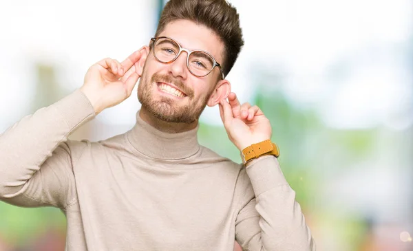 Joven Hombre Negocios Guapo Con Gafas Sonriente Tirando Las Orejas —  Fotos de Stock