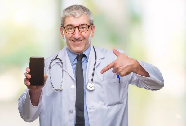 Bonito Médico Sênior Homem Mostrando Tela Smarpthone Sobre Fundo Isolado — Fotografia de Stock