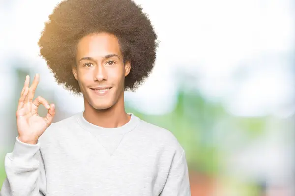 Unga Afroamerikanska Man Med Afro Hår Bär Sportig Sweatshirt Leende — Stockfoto