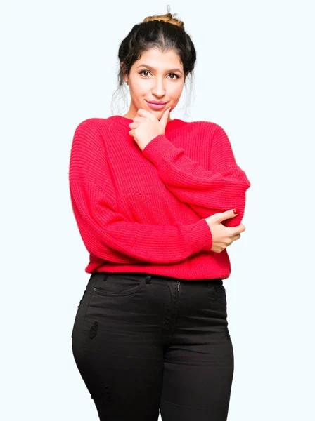 Wanita Cantik Muda Mengenakan Sweater Merah Dan Roti Tampak Percaya — Stok Foto