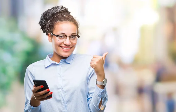 Jonge Gevlochten Haar Afrikaanse Amerikaanse Bedrijfsleven Meisje Met Smartphone Geïsoleerde — Stockfoto