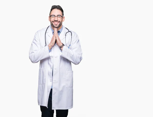 Pohledný Mladý Lékař Muž Nad Izolované Pozadí Modlí Rukama Dohromady — Stock fotografie