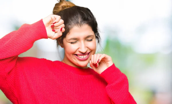 Junge Schöne Frau Rotem Pullover Und Dutt Sehr Glücklich Und — Stockfoto