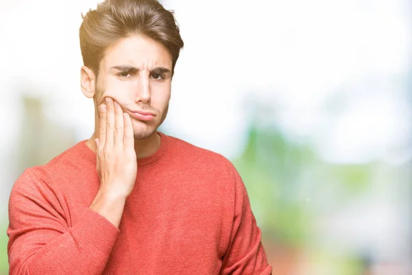 Joven Hombre Guapo Sobre Fondo Aislado Tocando Boca Con Mano — Foto de Stock