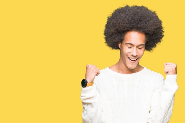 Junger Afrikanisch Amerikanischer Mann Mit Afro Haaren Trägt Winterpullover Sehr — Stockfoto