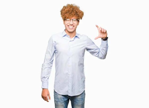 Jovem Homem Negócios Bonito Com Afro Vestindo Óculos Sorrindo Gestos — Fotografia de Stock