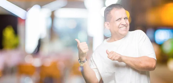 Media Edad Árabe Hombre Wearig Camiseta Blanca Sobre Fondo Aislado — Foto de Stock