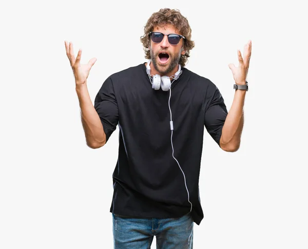 Hombre Hispano Guapo Escuchando Música Usando Auriculares Sobre Fondo Aislado —  Fotos de Stock