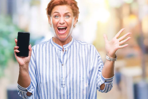 Στιβαρό Και Ανώτερος Καυκάσιος Κοκκινομάλλης Γυναίκα Εμφάνιση Οθόνης Smartphone Πάνω — Φωτογραφία Αρχείου