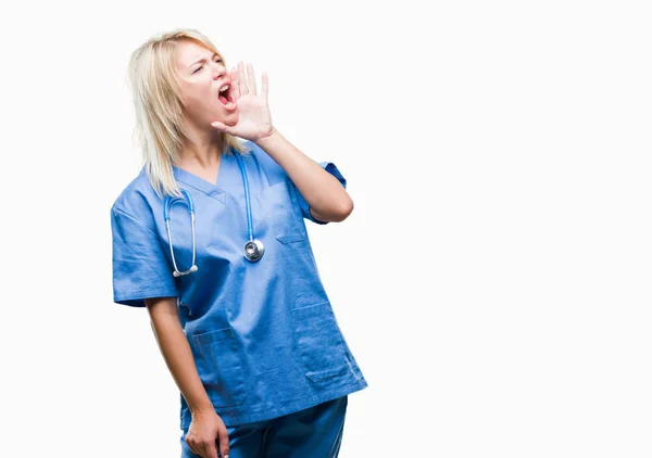 Joven Hermosa Doctora Rubia Vistiendo Uniforme Médico Sobre Fondo Aislado —  Fotos de Stock