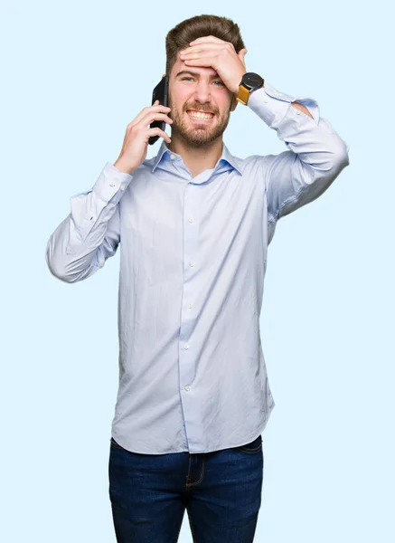 Όμορφος Νεαρός Επαγγελματίες Μιλούν Στο Smartphone Τόνισε Χέρι Στο Κεφάλι — Φωτογραφία Αρχείου
