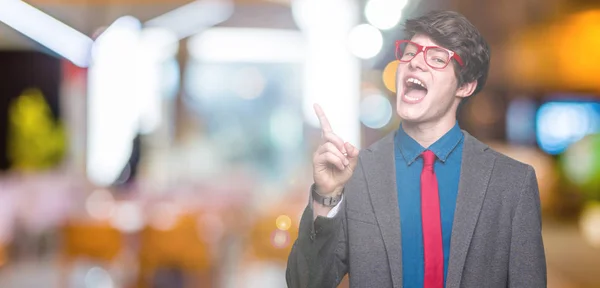 Joven Hombre Negocios Guapo Con Gafas Rojas Sobre Fondo Aislado —  Fotos de Stock