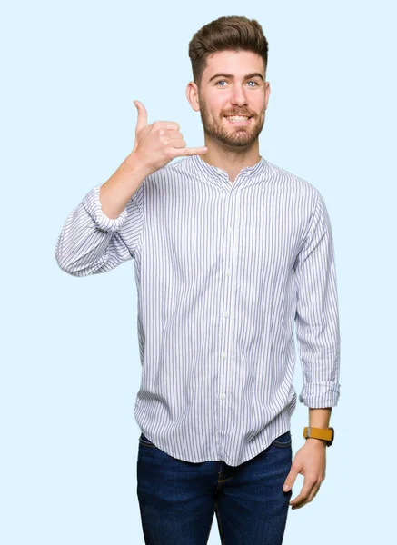 Homem Bonito Jovem Sorrindo Fazendo Gesto Telefone Com Mão Dedos — Fotografia de Stock