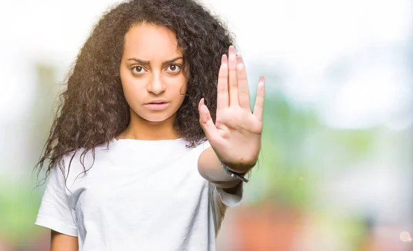 Jeune Belle Fille Aux Cheveux Bouclés Portant Shirt Blanc Décontracté — Photo