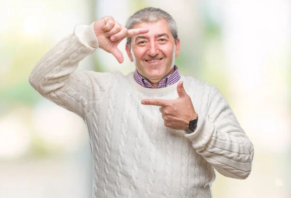 Hombre Mayor Guapo Con Suéter Invierno Sobre Fondo Aislado Sonriendo —  Fotos de Stock