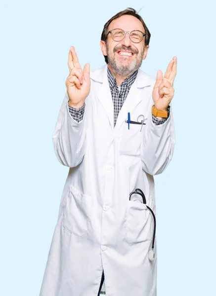 Medelåldern Läkare Män Bär Medicinsk Coat Leende Korsning Fingrar Med — Stockfoto