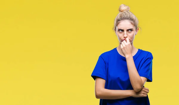 Jovem Mulher Bonita Loira Olhos Azuis Vestindo Camiseta Azul Sobre — Fotografia de Stock