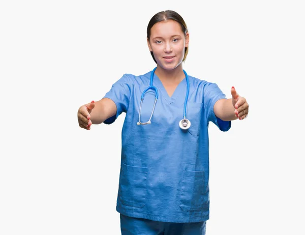 Jovem Mulher Médica Caucasiana Vestindo Uniforme Médico Sobre Fundo Isolado — Fotografia de Stock