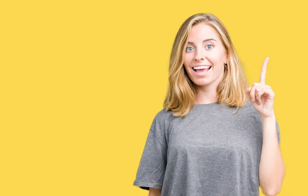 Mooie Jonge Vrouw Die Oversize Casual Shirt Geïsoleerde Achtergrond Wijzende — Stockfoto