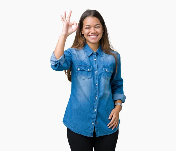 Joven Hermosa Morena Con Camisa Mezclilla Azul Sobre Fondo Aislado — Foto de Stock