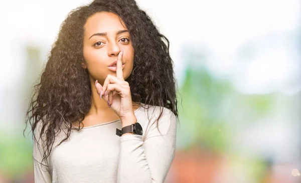 Jeune Belle Fille Aux Cheveux Bouclés Portant Pull Décontracté Demandant — Photo