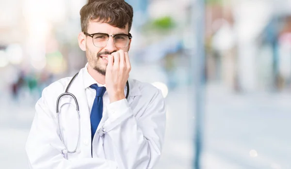 Mladý Doktor Muž Nemocnici Kabát Přes Izolované Pozadí Pohledu Stresovaní — Stock fotografie