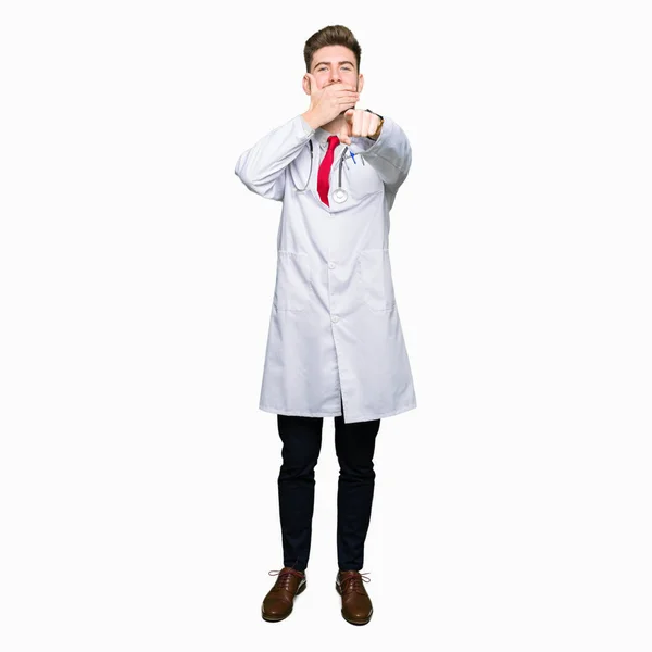 Joven Doctor Guapo Vestido Con Abrigo Médico Riéndose Señalando Cámara — Foto de Stock