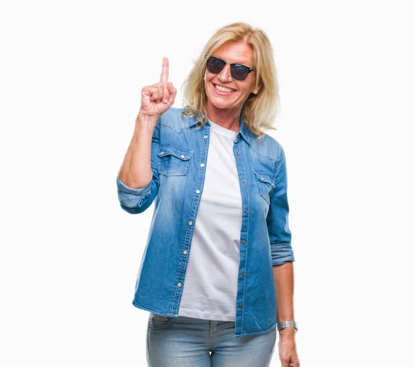 Middle Age Blonde Woman Wearing Sunglasses Isolated Background Pointing Finger — Stock Photo, Image