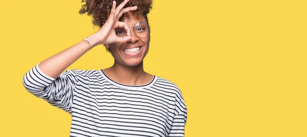 Hermosa Mujer Afroamericana Joven Con Gafas Sobre Fondo Aislado Haciendo —  Fotos de Stock