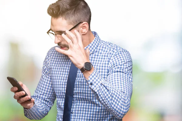 Joven Hombre Negocios Usando Teléfono Inteligente Sobre Fondo Aislado Molesto —  Fotos de Stock