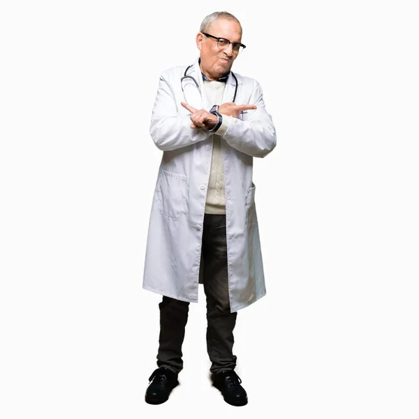 Stilig Senior Doktor Man Klädd Medicinsk Coat Peka Till Båda — Stockfoto