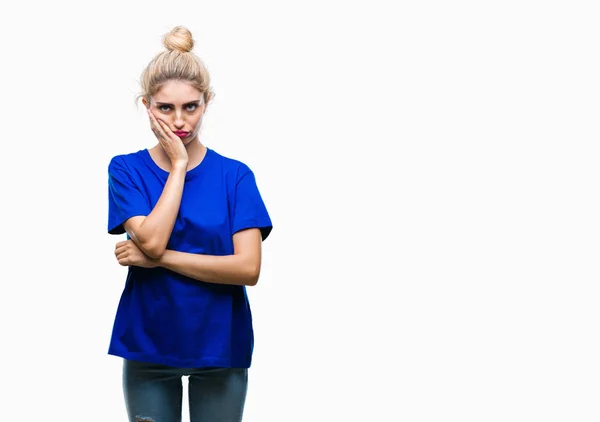 Düşünme Izole Arka Plan Bakmaktan Mavi Shirt Giyen Genç Güzel — Stok fotoğraf