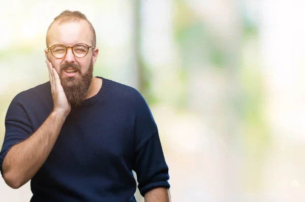 Hipster Kaukaski Młody Człowiek Noszący Okulary Przeciwsłoneczne Białym Tle Dotykając — Zdjęcie stockowe