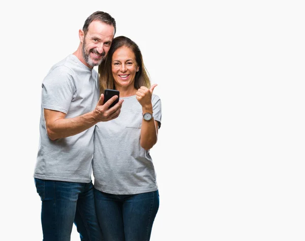 Hispanisches Paar Mittleren Alters Schreibt Sms Auf Smartphone Ver Isolierten — Stockfoto