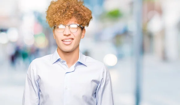 Ung Flot Forretningsmand Med Afro Iført Briller Blinker Ser Kameraet - Stock-foto